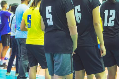 Dişi voleybolcular yarışma sırasında madalyalarını almak için sıraya giriyorlar. Sporcu kadınlar madalya töreni için sıraya girerler. Bir grup üniformalı öğrenci okul spor günü sırasında sırada bekliyor..