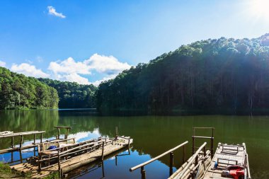 Pang Oung Gölü 'nün ve Tayland' ın Mae Hong Oğlu 'ndaki çam ormanının güzel doğa gölü ve ormanı. Doğa manzarası. Çevre dostu açık hava aktivitesi ve vadiyle çevrili kamp..