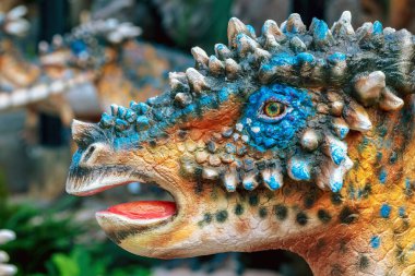 PATTAYA, THAILAND-DECEMBER 30. 2018: Nong Nooch Tropikal Botanik Bahçesi 'ndeki canlı benzeri manzaraya karşı heykeli veya çeşitli gerçekçi dinozor heykeli olan dinozor vadisi.