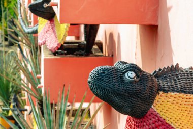 PATTAYA, THAILAND-Aralık 30. 2018: Nong Nooch Tropikal Botanik Bahçesi 'nde boynu fırfırfırlı kertenkele dinozor heykelleri ya da heykelleri güzel renkli ve sürrealist heykeller. Turist eğlencesi