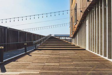 Modern sergi binasının girişinde ahşap merdiven ve yüzey dokusuyla döşenmiş güzel modern mimari konsept tasarımı. Güzel ahşap merdiven.