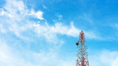 Mobil telefon kulesi, üs istasyonu ya da açık mavi gökyüzü arka planında ay olan tek kutup. Anten telekomünikasyon ve mavi gökyüzü arka planında gündüz Ay. Hilal şeklindeki telekomünikasyon kulesi..