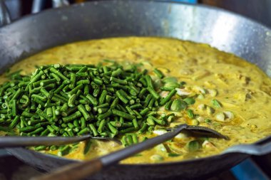 Fasulye ya da Vigna Sinensis yeşil fasulye fileto olarak da adlandırılır. Baharatlı hindistan cevizi soslu yeşil köri ve fırında pişirme tavası. Sebzeli yeşil köri. Tayland mutfağı. Sebze tavası, Seçici odak.