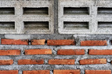 Eski kirli beton havalandırma bloğu ve kırmızı tuğla duvar. Soyut beton beton blok dokusu. Evde rüzgar ve tuğladan yapılmış bina. Eski beton havalandırma.
