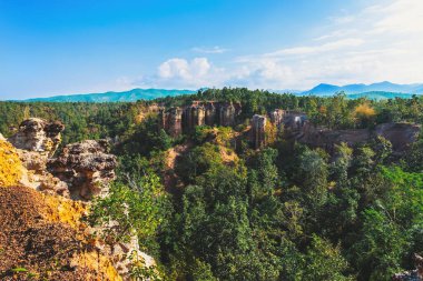 Pha Singh, Tayland 'ın Chiang Mai kentindeki doğa olaylarının büyüleyici manzarasını gözler önüne seriyor. Doğadaki kanyon ve yeşil orman. Kum taşı dağı ya da kanyon doğal fenomen uçurum ve sütunlar.