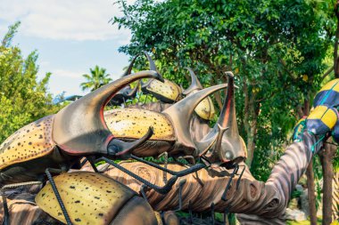 PATTAYA, THAILAND-Aralık 30. 2018: Nong Nooch Tropik Botanik Bahçesi 'nde çeşitli böcek ve böceklerin güzel renkli ve sürrealist heykelleri veya heykelleri süsler. Turist eğlencesi.