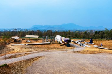 KANCHANABURI, THAILAND-FEBRUARY 4. 2025: Yeni kafe ve restoran inşaatı Tayland Havayolları 'ndan gelen eski bir ticari uçağı kullanarak dağlarla çevrili yeni ve güzel bir yer için yenileme çalışmaları.
