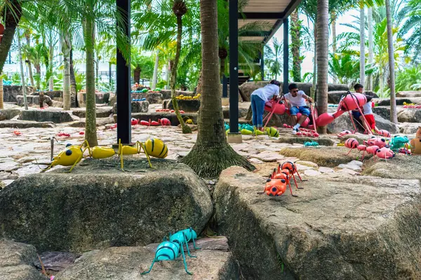 PATTAYA, THAILAND-Aralık 30. 2018: Nong Nooch Tropik Botanik Bahçesi 'nde güzel renkli ve sürrealist heykeller veya karınca veya böcek heykelleri veya böcekler süsler. Turist eğlencesi.