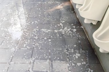 Döşemeyi temizlerken çıkan kabarcıklar. Yıkanma ve tuvalet zemini temizleme sırasında ıslak zemin kayma ve kaygan zemine düşme tehlikesi. Kaza ve yaralanma kavramı. Sabun köpüğü ya da köpük ve köpük.