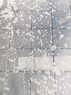 Döşemeyi temizlerken çıkan kabarcıklar. Yıkanma ve tuvalet zemini temizleme sırasında ıslak zemin kayma ve kaygan zemine düşme tehlikesi. Kaza ve yaralanma kavramı. Sabun köpüğü ya da köpük ve köpük.