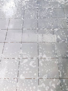 Döşemeyi temizlerken çıkan kabarcıklar. Yıkanma ve tuvalet zemini temizleme sırasında ıslak zemin kayma ve kaygan zemine düşme tehlikesi. Kaza ve yaralanma kavramı. Sabun köpüğü ya da köpük ve köpük.