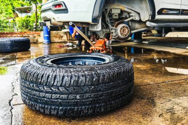 Yeni araba lastiklerini değiştir. Yeni lastiklerin durumunu kontrol etme süreci. Lastik patlağı. Hava basıncını kontrol ediyorum. Araba tamiri. Araba arızaları. Araba lastiği bakım ve onarım kavramı