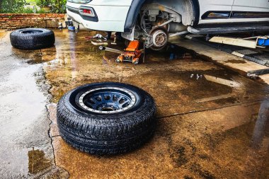 Yeni araba lastiklerini değiştir. Yeni lastiklerin durumunu kontrol etme süreci. Lastik patlağı. Hava basıncını kontrol ediyorum. Araba tamiri. Araba arızaları. Araba lastiği bakım ve onarım kavramı