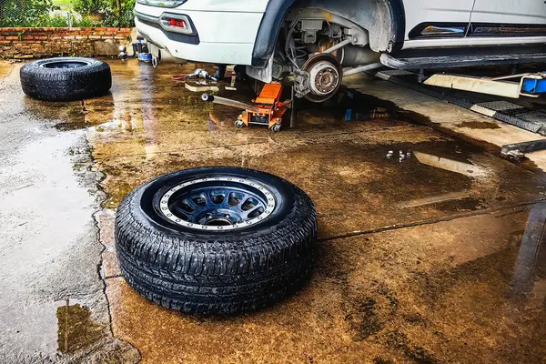 Yeni araba lastiklerini değiştir. Yeni lastiklerin durumunu kontrol etme süreci. Lastik patlağı. Hava basıncını kontrol ediyorum. Araba tamiri. Araba arızaları. Araba lastiği bakım ve onarım kavramı