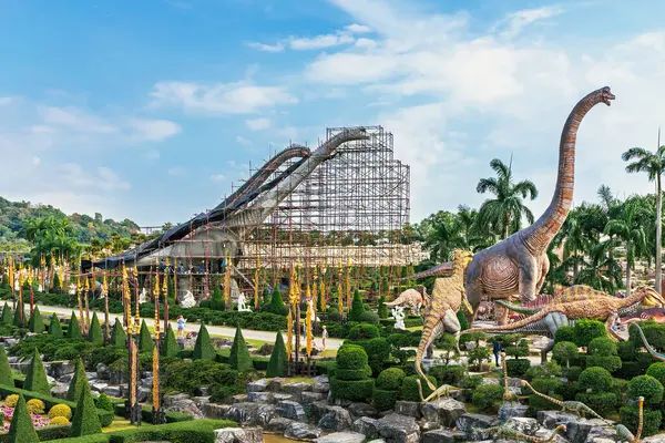PATTAYA, THAILAND-DECEMBER 30. 2018: Nong Nooch Tropikal Botanik Bahçesi 'nde yüksek ve sayısız yapı kullanan büyük bir açık hava otobur dinozor beton yapısının inşası ve inşaatı.