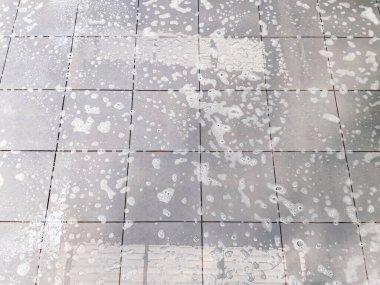 Döşemeyi temizlerken çıkan kabarcıklar. Yıkanma ve tuvalet zemini temizleme sırasında ıslak zemin kayma ve kaygan zemine düşme tehlikesi. Kaza ve yaralanma kavramı. Sabun köpüğü ya da köpük ve köpük.