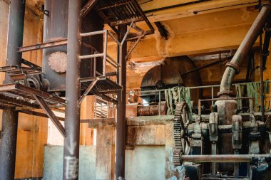 İkinci Dünya Savaşı sırasında kağıt ve banknot üretirken kullanılan eski kağıt fabrikası Kanchanaburi, Tayland 'da yeni bir halk gösterisine dönüştü. (Turizmle Kültürel Ekonomi) Tarihi binalar.