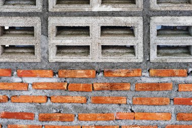 Eski kirli beton havalandırma bloğu ve kırmızı tuğla duvar. Soyut beton beton blok dokusu. Evde rüzgar ve tuğladan yapılmış bina. Eski beton havalandırma.