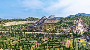 PATTAYA, THAILAND-DECEMBER 30. 2018: Nong Nooch Tropikal Botanik Bahçesi 'nde yüksek ve sayısız yapı kullanan büyük bir açık hava otobur dinozor beton yapısının inşası ve inşaatı.