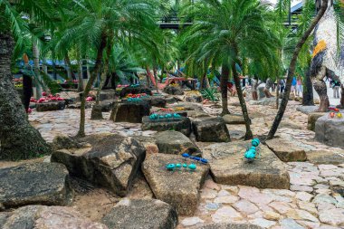 PATTAYA, THAILAND-Aralık 30. 2018: Nong Nooch Tropik Botanik Bahçesi 'nde güzel renkli ve sürrealist heykeller veya karınca veya böcek heykelleri veya böcekler süsler. Turist eğlencesi.