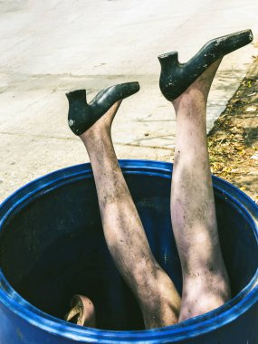 Eski edepsiz kadın mankenin bacakları ve ayakkabıları yol kenarındaki mavi çöp kutusuna atılmış ve çıkıntıları gerçek insana benziyormuş. Çöp kutusundan gizlice bakan kadın bacakları. Şok edici ve korkutucu..