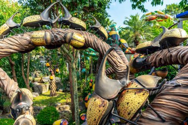 PATTAYA, THAILAND-Aralık 30. 2018: Nong Nooch Tropik Botanik Bahçesi 'nde çeşitli böcek ve böceklerin güzel renkli ve sürrealist heykelleri veya heykelleri süsler. Turist eğlencesi.