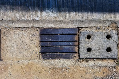 Izgara kapağı, çimentodan yapılmış beton kapaklar, kanalizasyon sistemi için yağmur suyu toplamak için yoldaki su giderlerini kapamak. Yağmur suyu kanalizasyon kapağı. Beton ve metal kapaklar..