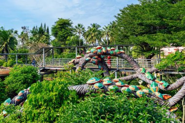 PATTAYA, THAILAND-Aralık 30. 2018: Nong Nooch Tropik Botanik Bahçesi 'nde çeşitli böcek ve böceklerin güzel renkli ve sürrealist heykelleri veya heykelleri süsler. Turist eğlencesi.