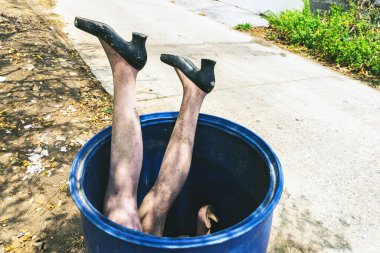 Eski edepsiz kadın mankenin bacakları ve ayakkabıları yol kenarındaki mavi çöp kutusuna atılmış ve çıkıntıları gerçek insana benziyormuş. Çöp kutusundan gizlice bakan kadın bacakları. Şok edici ve korkutucu..