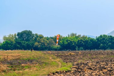 Çayırdaki rüzgârın güzel manzaralı rüzgârlı göstergesi. Rüzgâr gülü ya da rüzgâr gülü. Meteoroloji. Havaalanı rüzgarlığı. Hava sahası yön tabelası, Hava Çorabı, Drogue, Rüzgâr kolu, Rüzgar konisi.