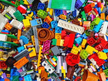 NAKHON PATHOM, THAILAND - 17 HAZİRAN 2025: Merkez Salaya 'da birçok Lego oyuncak bloğunun farklı şekil ve boyutlarda çok renkli bir yığın üst görünüm. Oyuncaklar ve oyunlar. Boş zaman ve eğlence..