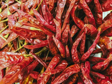 Asya yemeği pişirmek için kırmızı kırmızı biber. Bitki ve yemek malzemesi. Kırmızı biber. Kırmızı biber yığını baharatlı arka plan dokusu. Yemeğin baharatlı malzemesi için Tayland kırmızı biberi..