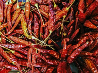 Asya yemeği pişirmek için kırmızı kırmızı biber. Bitki ve yemek malzemesi. Kırmızı biber. Kırmızı biber yığını baharatlı arka plan dokusu. Yemeğin baharatlı malzemesi için Tayland kırmızı biberi..