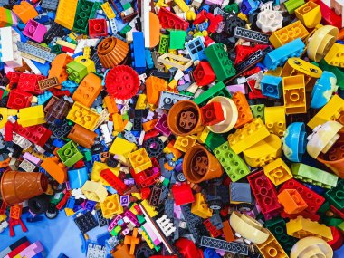 NAKHON PATHOM, THAILAND - 17 HAZİRAN 2025: Merkez Salaya 'da birçok Lego oyuncak bloğunun farklı şekil ve boyutlarda çok renkli bir yığın üst görünüm. Oyuncaklar ve oyunlar. Boş zaman ve eğlence..
