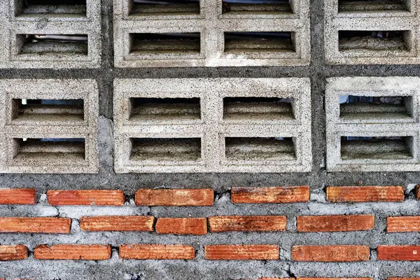 Eski kirli beton havalandırma bloğu ve kırmızı tuğla duvar. Soyut beton beton blok dokusu. Evde rüzgar ve tuğladan yapılmış bina. Eski beton havalandırma.