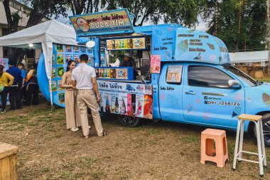 KANCHANABURI, THAILAND-EPTEMBER 23. 2024: Gıda kamyonu tarzında gıda dükkanının görüntüsü, park ve biraz yiyecek satışı ve gece pazarında yerel halka birçok çeşit yiyecek ve içecek sunmaya hazır.