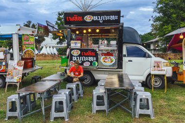 KANCHANABURI, THAILAND-EPTEMBER 23. 2024: Gıda kamyonu tarzında gıda dükkanının görüntüsü, park ve biraz yiyecek satışı ve gece pazarında yerel halka birçok çeşit yiyecek ve içecek sunmaya hazır.