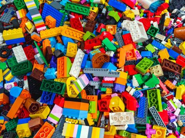 NAKHON PATHOM, THAILAND - 17 HAZİRAN 2025: Merkez Salaya 'da birçok Lego oyuncak bloğunun farklı şekil ve boyutlarda çok renkli bir yığın üst görünüm. Oyuncaklar ve oyunlar. Boş zaman ve eğlence..