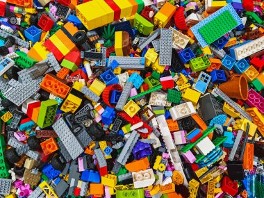 NAKHON PATHOM, THAILAND - 17 HAZİRAN 2025: Merkez Salaya 'da birçok Lego oyuncak bloğunun farklı şekil ve boyutlarda çok renkli bir yığın üst görünüm. Oyuncaklar ve oyunlar. Boş zaman ve eğlence..