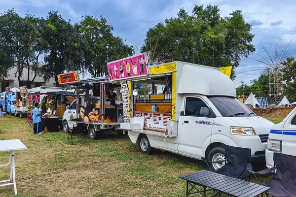 KANCHANABURI, THAILAND-EPTEMBER 23. 2024: Gıda kamyonu tarzında gıda dükkanının görüntüsü, park ve biraz yiyecek satışı ve gece pazarında yerel halka birçok çeşit yiyecek ve içecek sunmaya hazır.