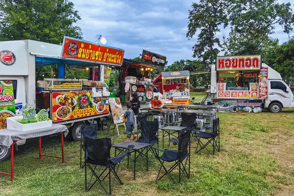 KANCHANABURI, THAILAND-EPTEMBER 23. 2024: Gıda kamyonu tarzında gıda dükkanının görüntüsü, park ve biraz yiyecek satışı ve gece pazarında yerel halka birçok çeşit yiyecek ve içecek sunmaya hazır.