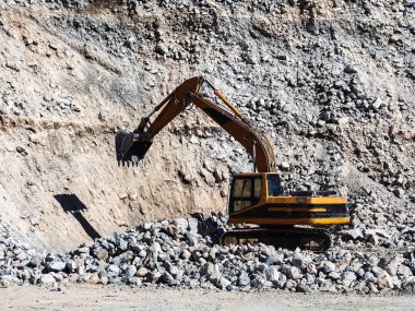 Kireç taşı ocağında küreği olan büyük bir kazı kazıcısı..