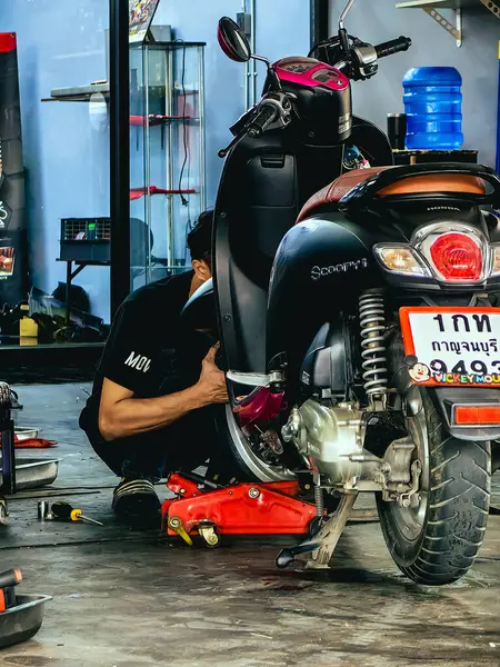 KANCHANABURI-THAILAND, 7 Kasım 2024 Honda motorsiklet atölyesi ve satış merkezi. LoHengMong tamirhanesinde teknisyen Honda motorsikletini tamir ediyor. Honda Motosiklet Tamir Bölümü.