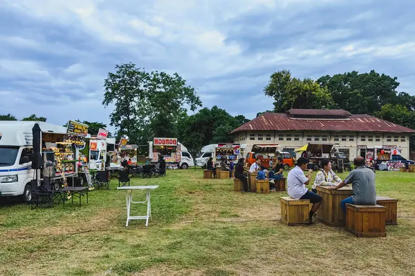 KANCHANABURI, THAILAND-EPTEMBER 23. 2024: Gıda kamyonu tarzında gıda dükkanının görüntüsü, park ve biraz yiyecek satışı ve gece pazarında yerel halka birçok çeşit yiyecek ve içecek sunmaya hazır.
