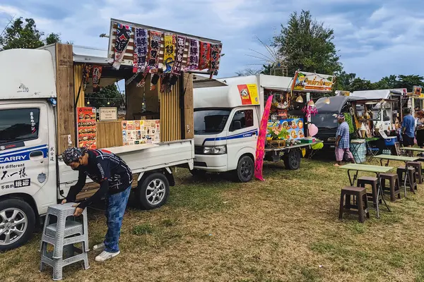 KANCHANABURI, THAILAND-EPTEMBER 23. 2024: Gıda kamyonu tarzında gıda dükkanının görüntüsü, park ve biraz yiyecek satışı ve gece pazarında yerel halka birçok çeşit yiyecek ve içecek sunmaya hazır.