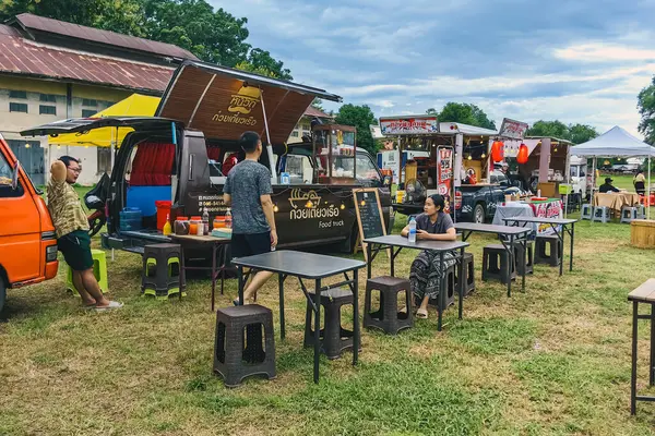 KANCHANABURI, THAILAND-EPTEMBER 23. 2024: Gıda kamyonu tarzında gıda dükkanının görüntüsü, park ve biraz yiyecek satışı ve gece pazarında yerel halka birçok çeşit yiyecek ve içecek sunmaya hazır.