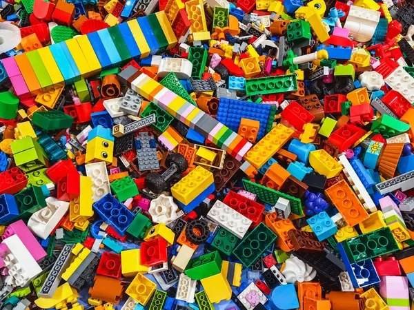 NAKHON PATHOM, THAILAND - 17 HAZİRAN 2025: Merkez Salaya 'da birçok Lego oyuncak bloğunun farklı şekil ve boyutlarda çok renkli bir yığın üst görünüm. Oyuncaklar ve oyunlar. Boş zaman ve eğlence..