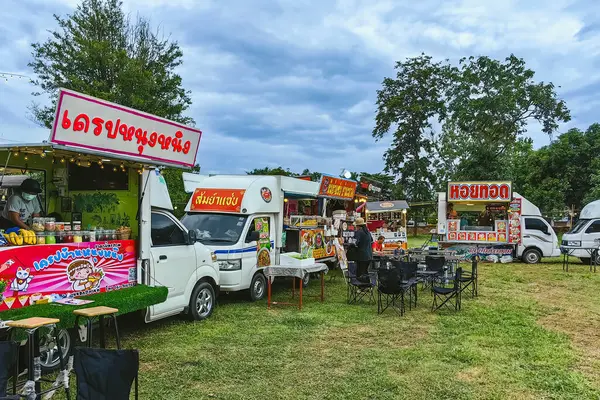 KANCHANABURI, THAILAND-EPTEMBER 23. 2024: Gıda kamyonu tarzında gıda dükkanının görüntüsü, park ve biraz yiyecek satışı ve gece pazarında yerel halka birçok çeşit yiyecek ve içecek sunmaya hazır.