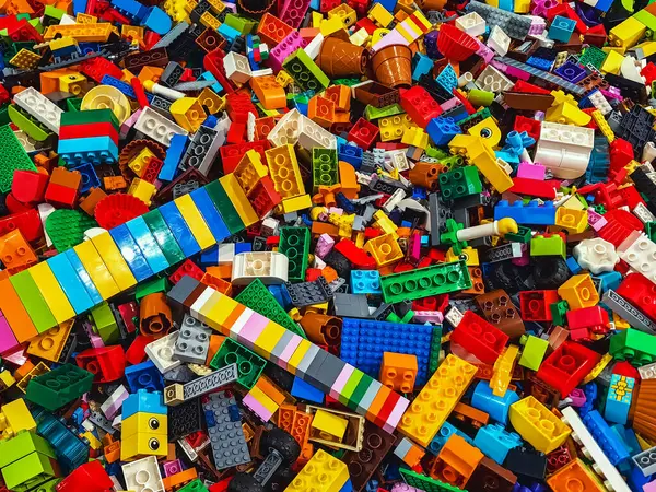 NAKHON PATHOM, THAILAND - 17 HAZİRAN 2025: Merkez Salaya 'da birçok Lego oyuncak bloğunun farklı şekil ve boyutlarda çok renkli bir yığın üst görünüm. Oyuncaklar ve oyunlar. Boş zaman ve eğlence..