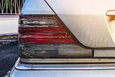 Arabanın stop lambası kırılmış ve şeffaf bantla kapatılmış. Kırık araba durdurma sinyali selobant ile tamir edildi. Hasarlı arabanın arka lambası kazara kırılmış ve şeffaf koli bandıyla kapatılmış.